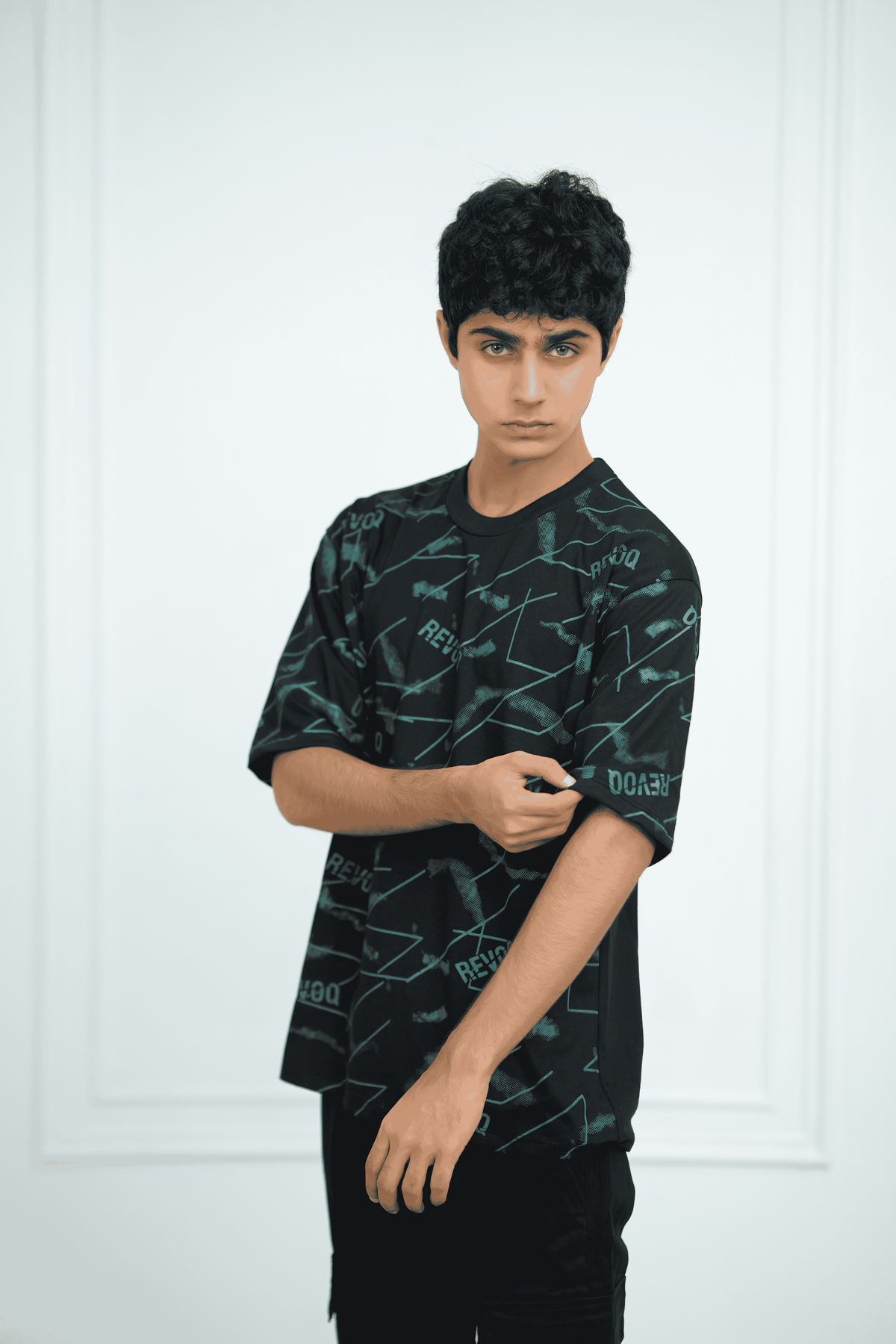 Modvst Black Tee